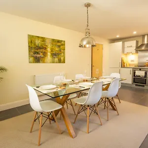  Holiday home The Wellness Lodge- Gym, Table Tennis, Cinema, Parking And More!